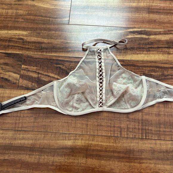 Set of two Victoria’s Secret lace bralettes - Picture 4 of 9